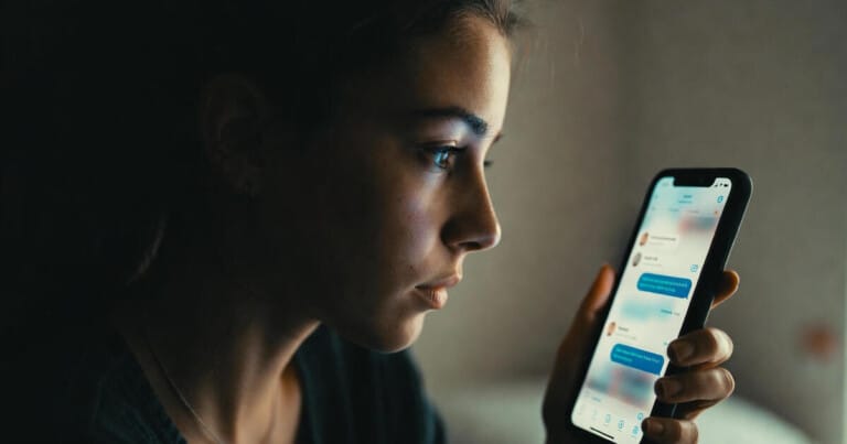 Envoyer des Nudes : Risques IA, Loi et 5 Conseils 2025