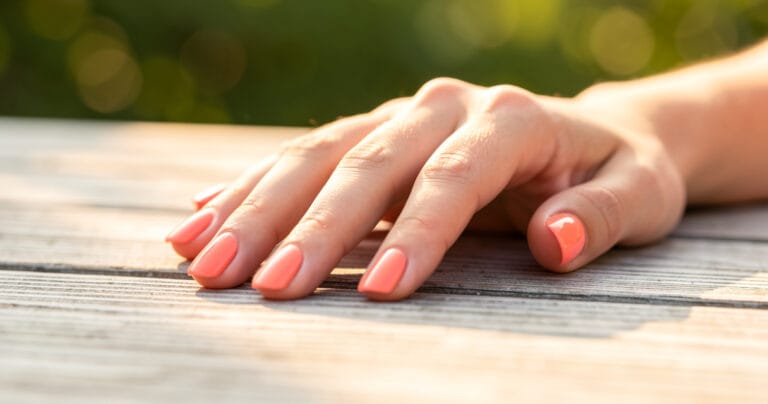 Vernis d'été sain : le guide sans tabou pour tes ongles