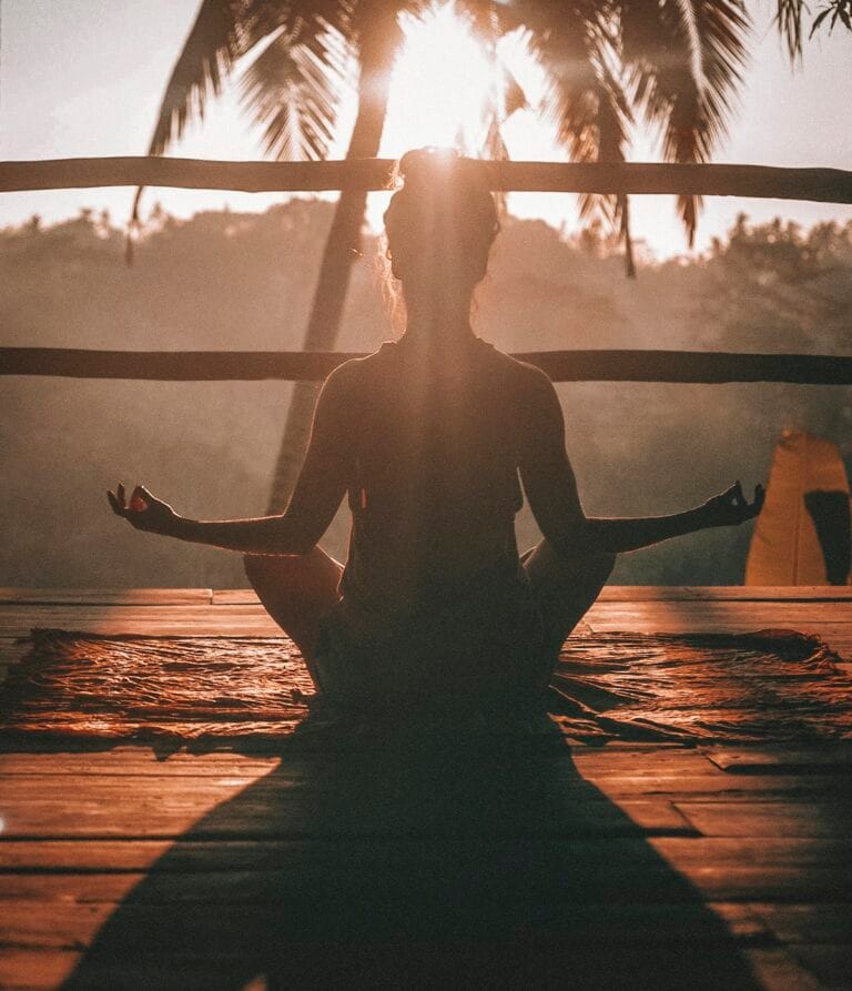 Femme pratiquant la cohérence cardiaque et la respiration consciente