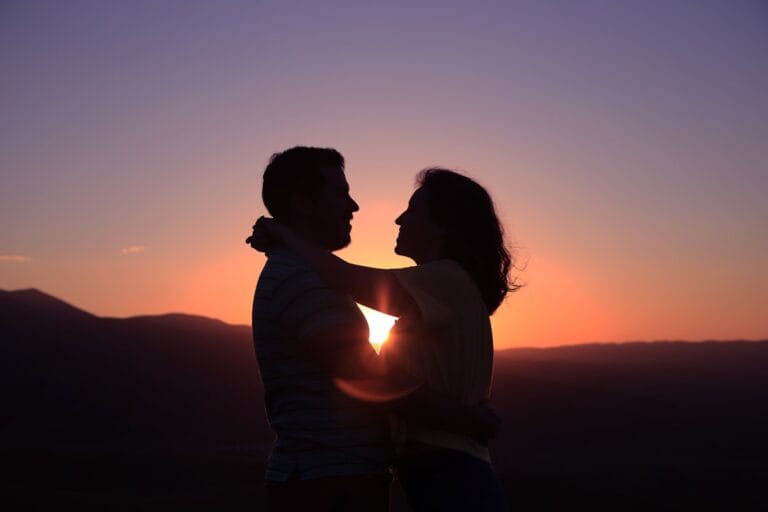 Couple dans une étreinte, illustrant l'attachement anxieux en amour