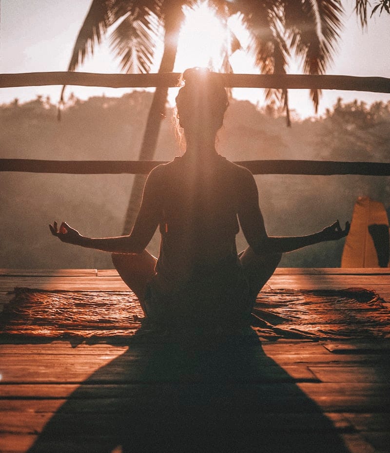 Femme en méditation relaxation hypnose confiance en soi