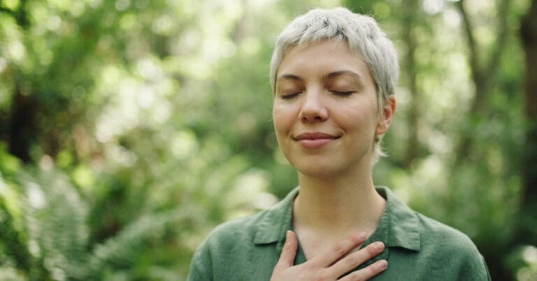 Femme pratiquant la cohérence cardiaque en pleine nature