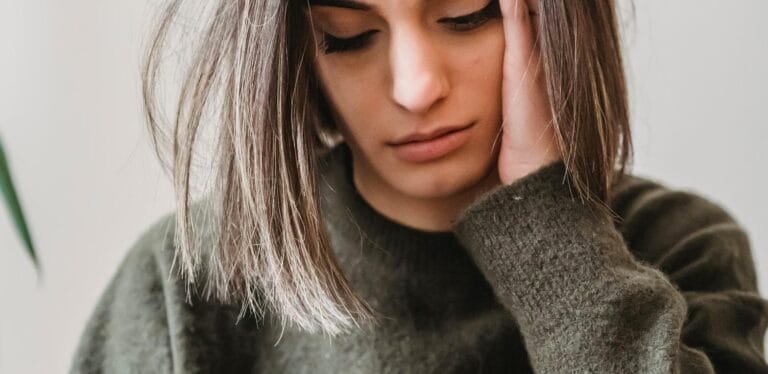 Femme inquiète regardant son téléphone, à la recherche d'informations sur sa santé